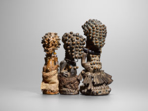 Tre figure di potere, Minkisi Songye, Repubblica Democratica del Congo, XIX secolo Legno, metallo, chiodi, perline, fibre, tessuti di rafia, h 14 cm, 14 cm e 16,5 cm Collezione ABG - ©Hughes Dubois